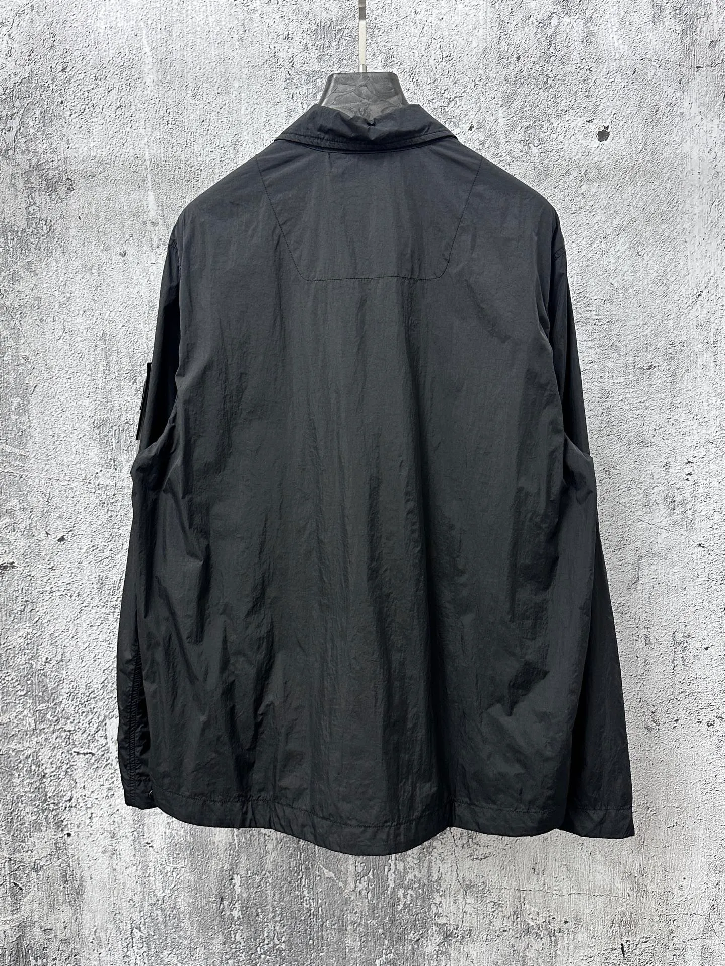 P360 [STONE ISLAND] Stone Island 25s black metal nylon jacket. Made of customized metal nylon fabric. The cost is quite high. The cross-section is Y-shaped. Fastness level is above level 3. Windproof, splash-proof, and anti-static. Garment dyeing technology gives a unique light metallic luster. Simple and elegant design. Compass mark on the left chest. Logo on the left sleeve. Uniform for men and women. Suitable for daily commuting. Size: S-XL